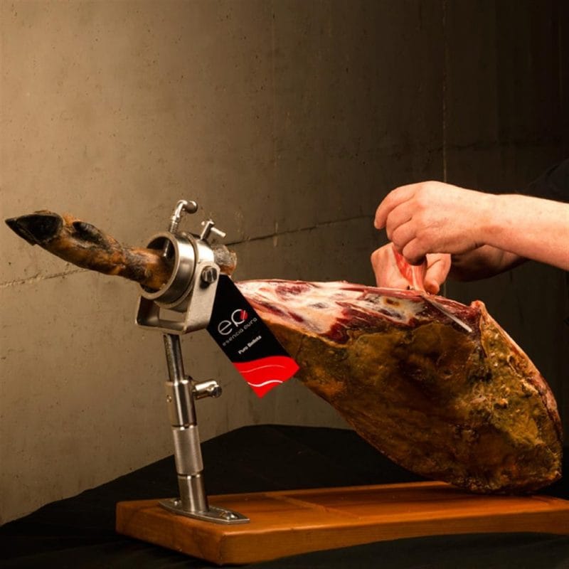 Foto de cortador loncheando una paleta ibérica de bellota